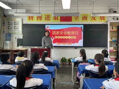 筑牢校园安全防线 汉滨区学校积极开展全民国家安全教育日主题活动与计算机房维护服务